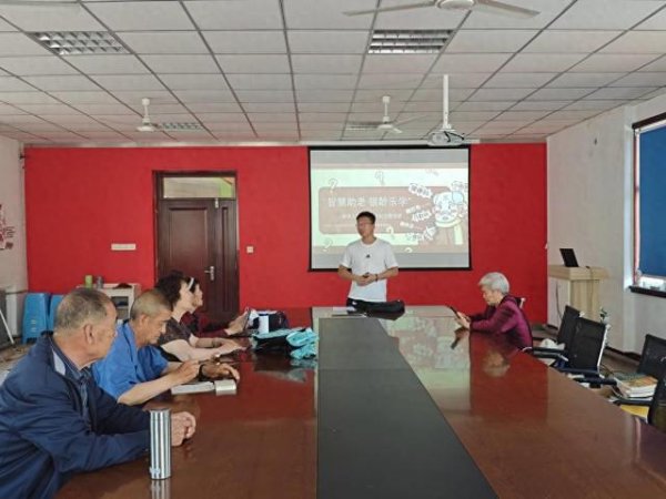 驰盈优配 垦利区兴隆街道东安社区开展老年人智能手机微课堂活动