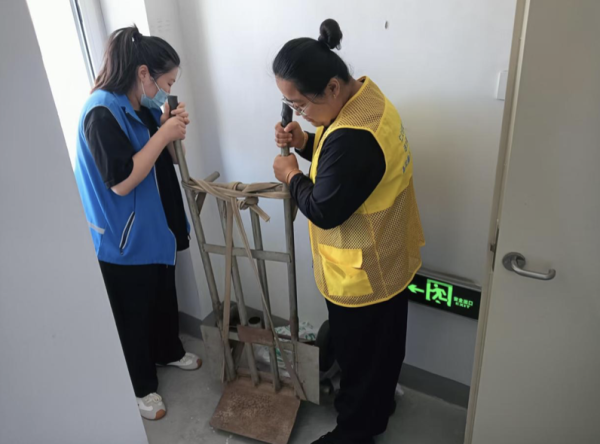 升融配资 南苑街道孝养城社区开展楼道杂物清理专项行动